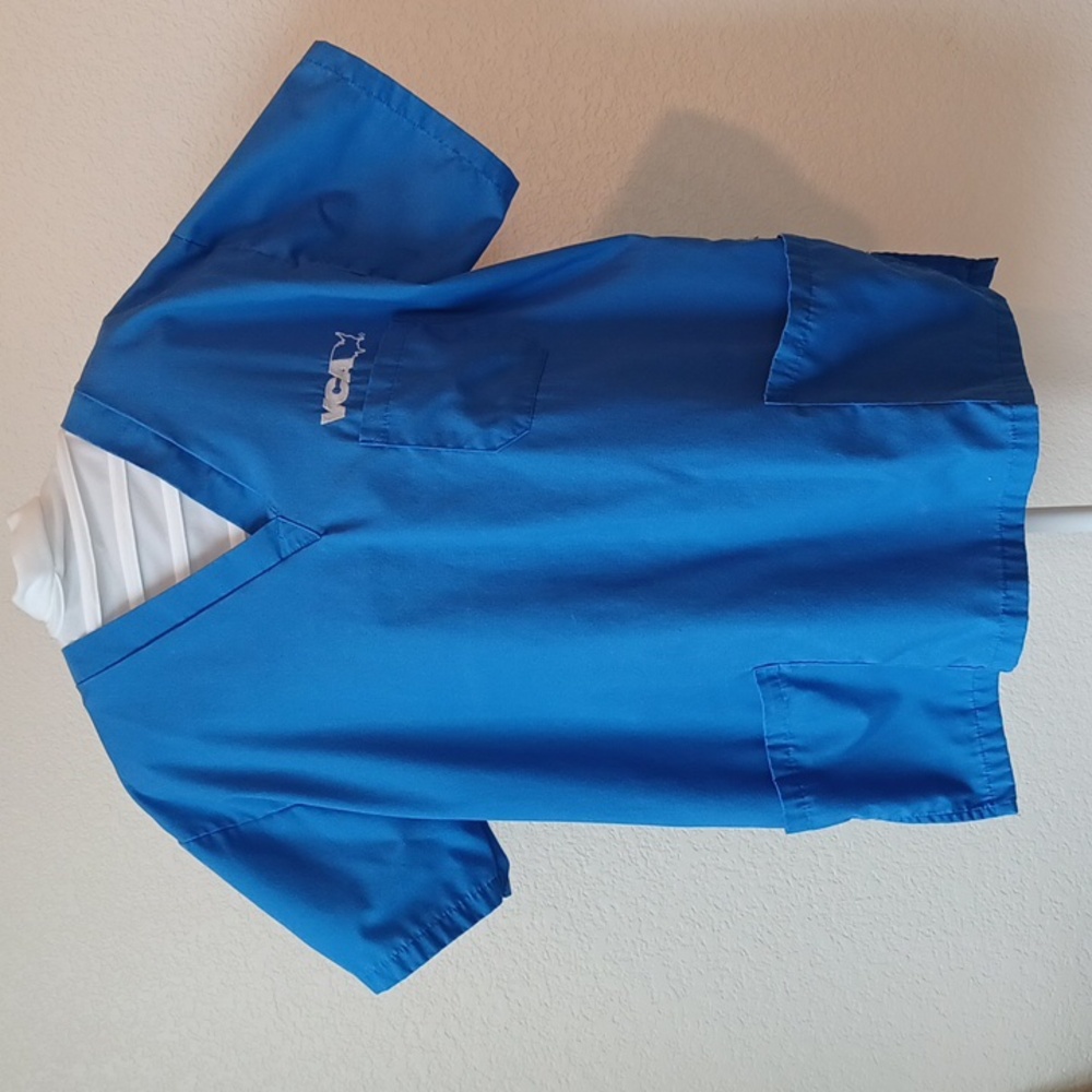 3/$25 SALE VCA Veterinary Blue Scrub Top with Logo & Pockets Unisex Size Medium